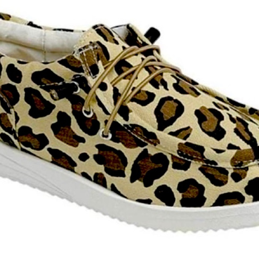 Slip-on leopard shoes women’s size 9 NEW